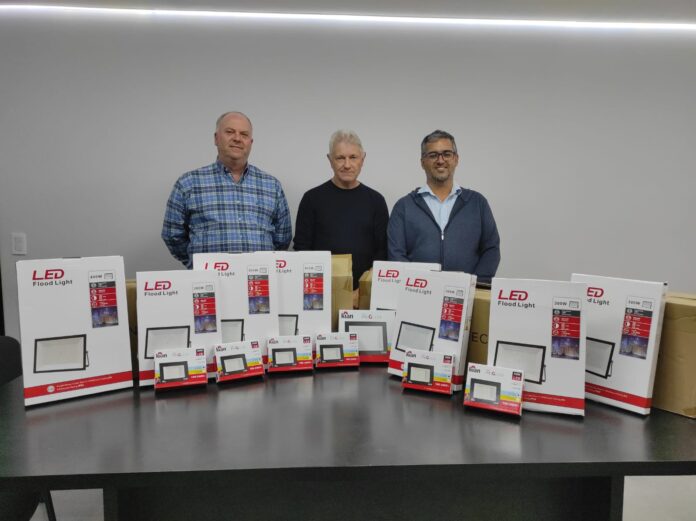 El Presidente de la Mutual le hace entrega a Mauricio Elgué, Presidente del Club Susanense, luminarias LED para reacondicionar el predio del CLub